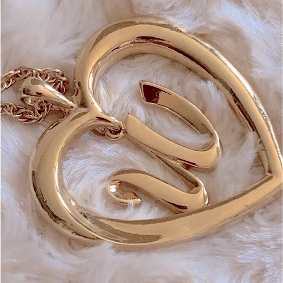 Avon Vintage Gold Tone Initial W Heart Pendant Necklace - Picture 4 of 6